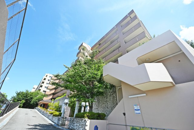 クラウンヒルズ箕面の外観|ご不明な税金・諸費用についても丁寧にサポートいたします。現地見学で、住まいのイメージやご希望をぜひお聞かせください。