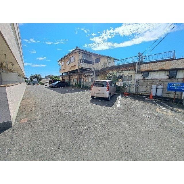 カンケン東新井マンションの駐車場|車をお持ちの方に嬉しい駐車場付きの物件です