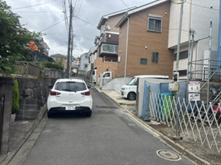 【前面道路含む現地写真】 | 横浜市泉区白百合　新築分譲住宅・全1棟 | 前面道路