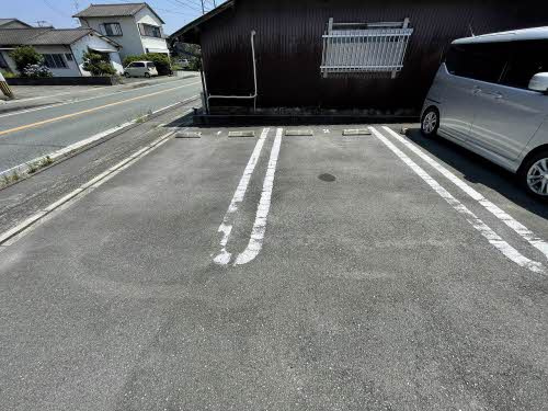 ピースファミリーの駐車場