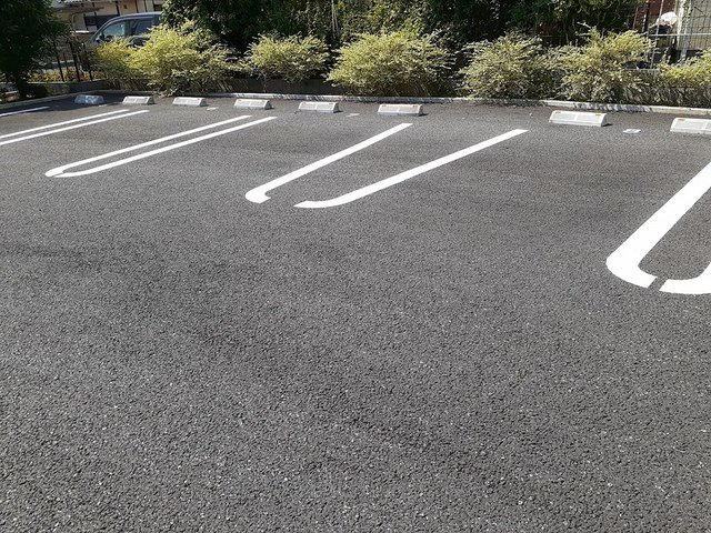 アルモニアの駐車場