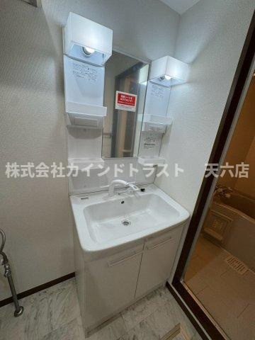 コスモグラシティ梅田東の洗面所|ゆったりとスペースのある洗面所