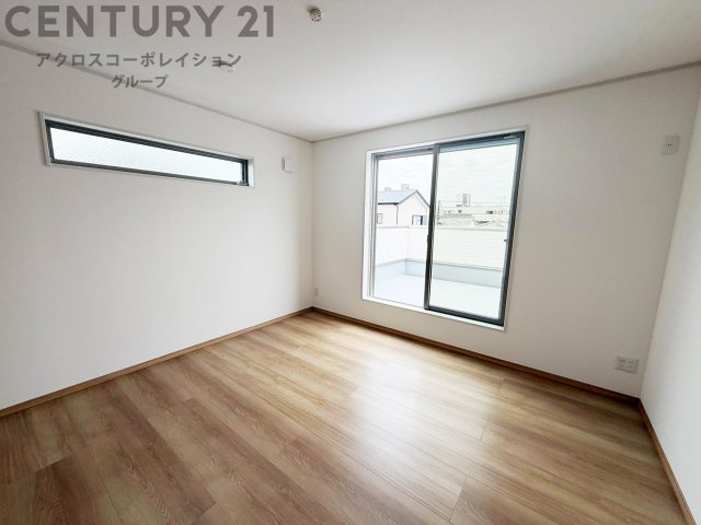 明るい色合いのフローリングとクロスを使用した洋室は家具やインテリアとも調和しやすく空間が広く感じられ開放感を生み出します。自然光を効果的に反射し、室内を明るく保つため、日中の照明使用を抑えられます。