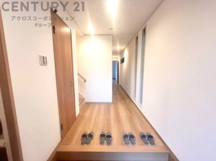 大きな玄関収納付きの玄関です　家族皆様の履物をしっかり収納できます
