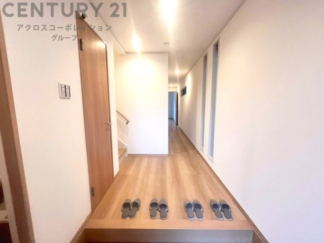 大きな玄関収納付きの玄関です　家族皆様の履物をしっかり収納できます
