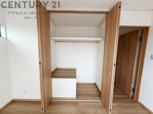 衣類やアクセサリー、小物類の収納が便利で整理整頓がしやすく、部屋の美観を保ちつつ、スペースを最大限に活用できます。衣服のしわやダメージを防ぎ、長持ちさせることができます。