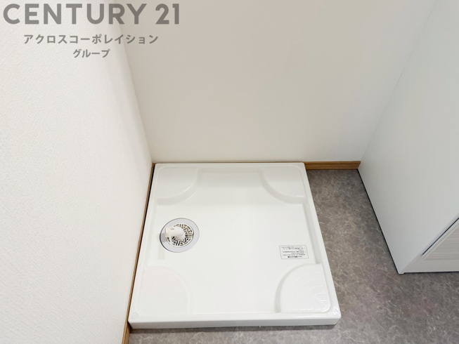 洗濯物の仕分け作業がしやすく、整理整頓が容易になります。洗濯音や湿気を他の部屋に持ち込まず、生活環境を快適に保ちます。上部を活用すれば収納スペースを確保でき洗剤や洗濯用品の整理もしやすくなります。