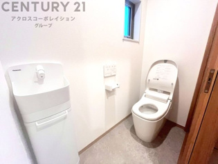 温水洗浄便座付トイレは温水洗浄機能により、暖かい水でおしりを洗浄することができ、冷たい水を使う従来の便座に比べ、温水洗浄機能で暖かいトイレを提供し、快適な使用を可能にします。