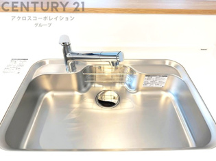 大きなシンクでお鍋などの大きな調理器具を洗う際にも便利です。