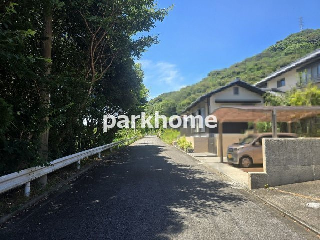 高知市春野町南ヶ丘8丁目　中古戸建の前面道路含む現地写真