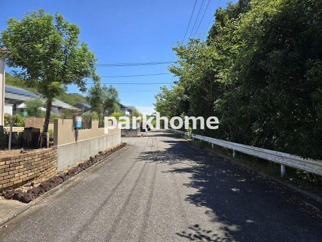 高知市春野町南ヶ丘8丁目　中古戸建の前面道路含む現地写真