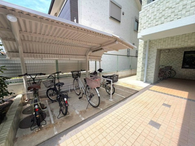 【駐輪場】 | グラン・ドムール美章園 | 【駐輪場】屋根ございますので、雨で自転車が濡れないのは、嬉しいポイントですね！