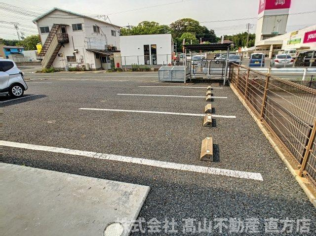直方市大字頓野のアパートの駐車場