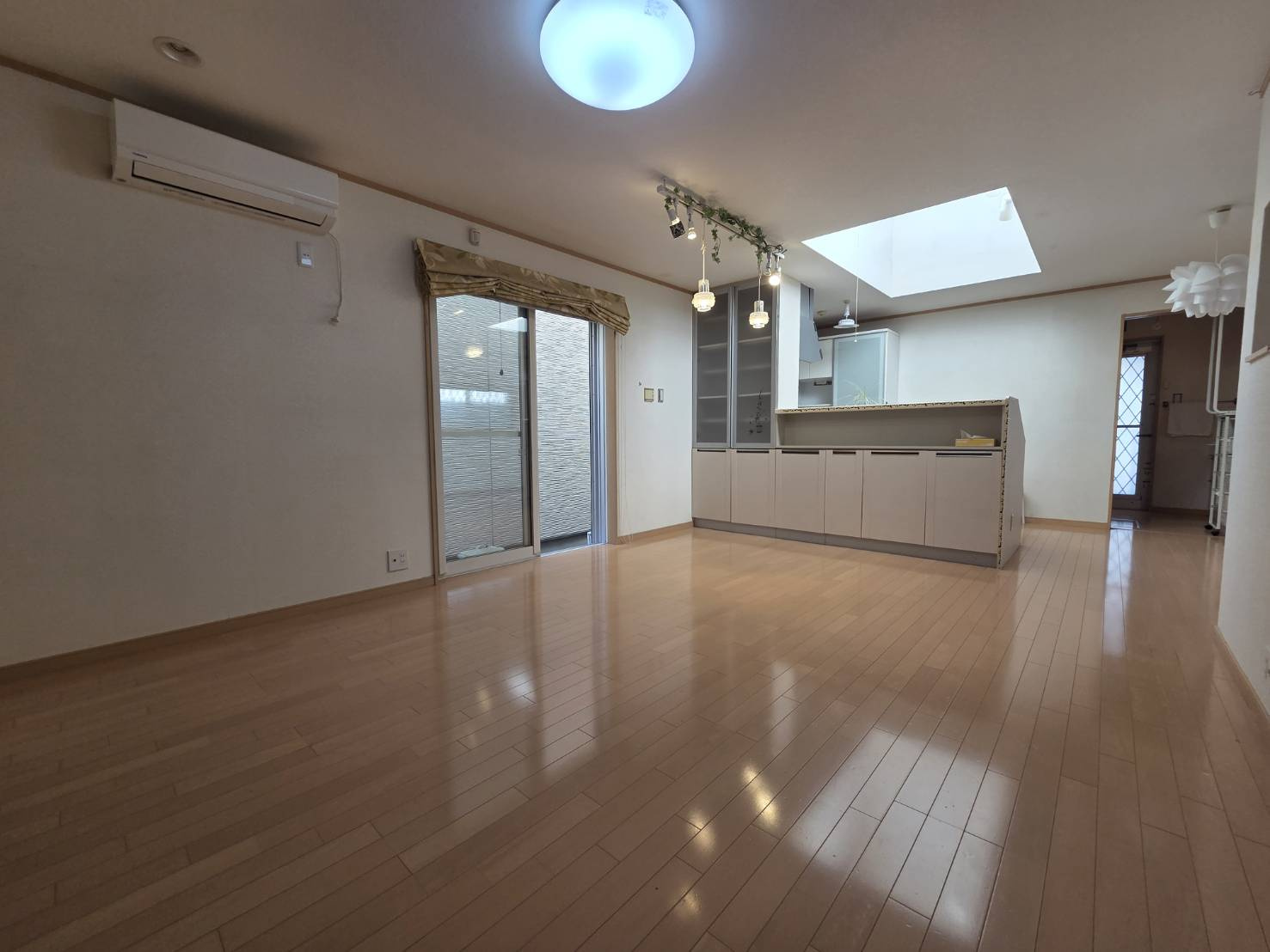 豊中市螢池東町１丁目戸建ての居間・リビング|リビング　残置物撤去・クリーニング後の引き渡しとなります。