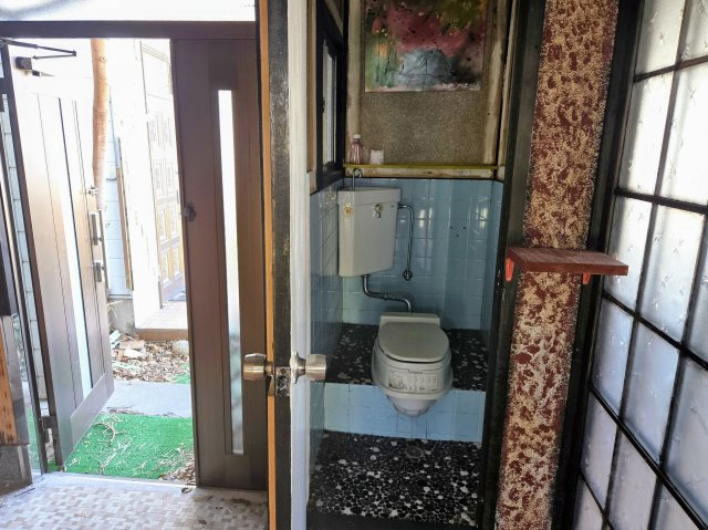 神戸市垂水区潮見が丘１丁目 2棟まとめ売りのトイレ|B宅　窓付きの明るいトイレ。清潔感のあるタイル仕上げです