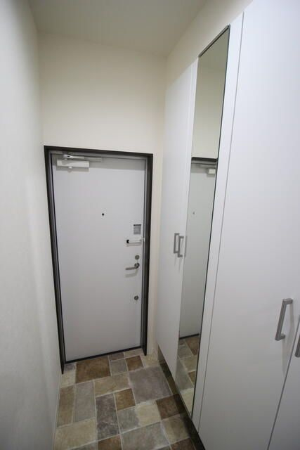 モナミＢ棟の玄関