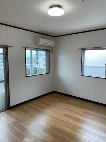 緒方ビルの居間・リビング|同建物別部屋 現況優先