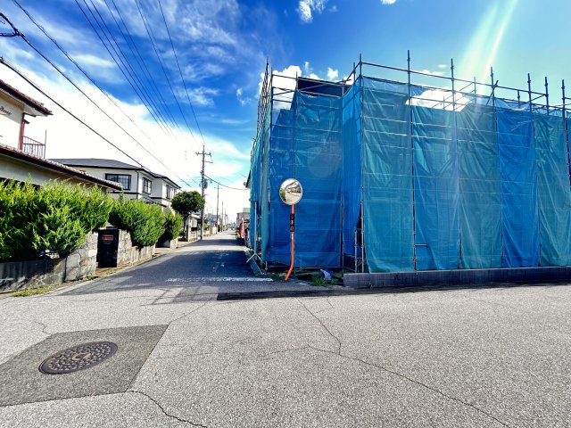 【ブルーミングガーデン】壬生町幸町 全2邸の前面道路含む現地写真|〇2号棟　只今建築中〇
北東角地に位置する開放的な住環境♪爽やかな朝の光が差し込む、スタイリッシュな角地の佇まい。東側からの明るい陽ざしを活かした、１日の始まりが心地よい住まいです。
※2026年8月