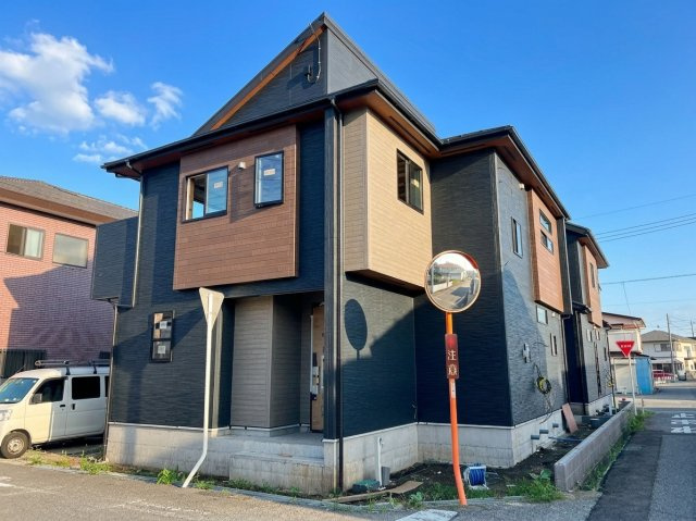 【ブルーミングガーデン】壬生町幸町3丁目 全2邸の外観|〇2号棟　只今建築中〇
おもちゃのまち周辺は子育て世代に人気のエリア♪睦小学校徒歩12分、ヤオハン徒歩４分、子育て環境と利便性が共存する住環境♪今からチェックをおすすめです。
※2026年8月撮影