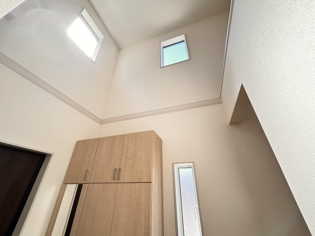 【ブルーミングガーデン】壬生町幸町3丁目 全2邸の玄関|〇1号棟〇
天井まで視線が抜ける開放感たっぷりの玄関☆
ワンランク上の生活を演出できます！
※2026年10月撮影