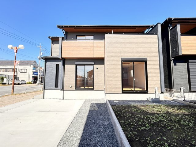【ブルーミングガーデン】壬生町幸町3丁目 全2邸の外観|〇1号棟【4LDK+WIC+カースペース３台】
太陽光システム搭載！毎月の電気代を抑え災害時の非常用電源としても安心です。安心と信頼の長期優良住宅で税制優遇などが受けられます。
※2026年10月撮影
