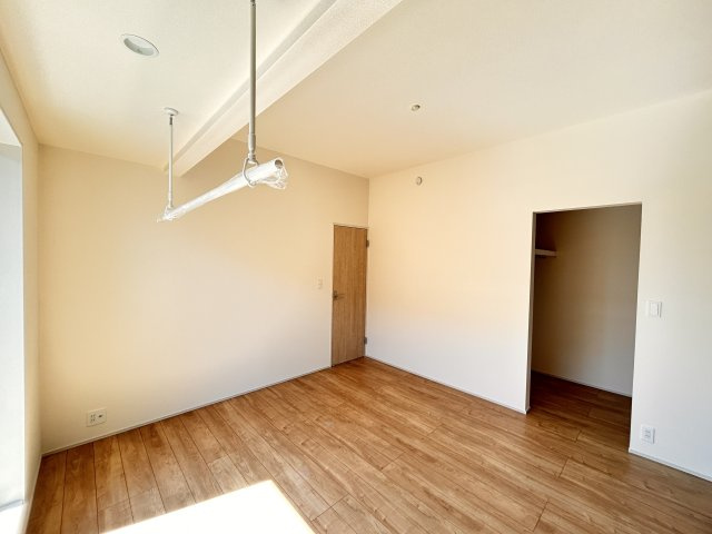 【ブルーミングガーデン】壬生町幸町3丁目 全2邸の収納|〇1号棟・2階8帖洋室〇
洋服もバッグもまとめて収納できるウォークインクローゼット♪
見渡せるから選びやすく、毎日のコーディネートがもっと楽しくなります。
※2026年10月撮影