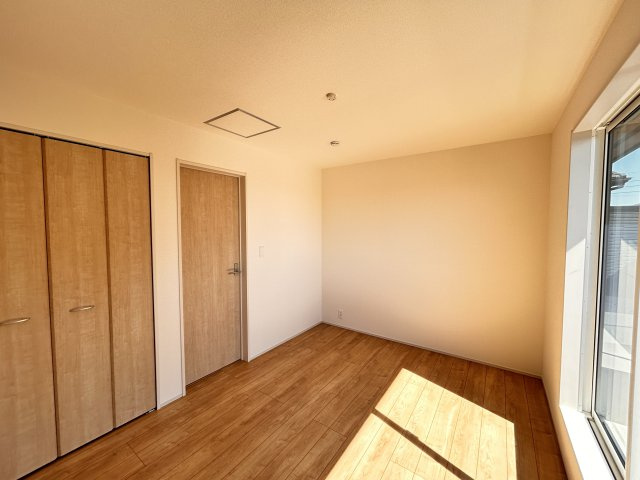 【ブルーミングガーデン】壬生町幸町3丁目 全2邸の洋室|〇1号棟・2階6帖洋室〇
静かな2階にある洋室は、プライベート感たっぷり♪
勉強や趣味、仕事に集中できるちょうどいい広さで、自分だけの時間を大切にできます。
※2026年10月撮影