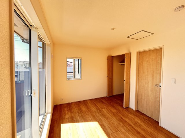 【ブルーミングガーデン】壬生町幸町3丁目 全2邸の収納|〇1号棟・2階6帖洋室〇
全居室便利な収納付き☆しっかり収納して、すっきりとお部屋を使えます。暮らしにちょうどいい収納力です！
※2026年10月撮影