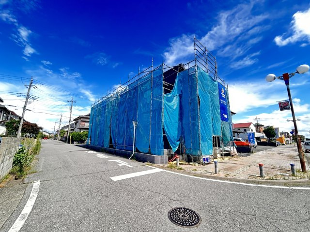 【ブルーミングガーデン】壬生町幸町 全2邸の前面道路含む現地写真|〇1号棟　只今建築中〇
北西角地の開放的なロケーションです。午後まで心地よく光が続く、プライバシーに配慮された開放的な住環境。西日を和らげる設計と２面道路ならではの風通しの良さが魅力です。