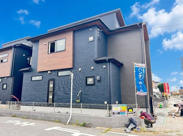 【ブルーミングガーデン】壬生町幸町3丁目 全2邸の前面道路含む現地写真|〇1号棟　只今建築中〇
東武宇都宮線「おもちゃのまち」駅から歩いてわずか４分♪毎日の通勤・通学にゆとりが生まれる好立地です。
※2026年8月撮影