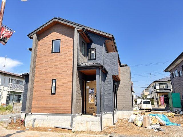 【ブルーミングガーデン】壬生町幸町3丁目 全2邸の外観|〇1号棟　只今建築中〇
安心と信頼の長期優良住宅認定予定☆高い耐震性や断熱性を国が認めた住まい。税制優遇や住宅ローンの金利優遇措置などが受けられます。
※2026年8月撮影
