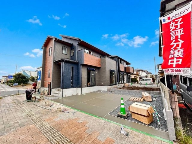 【ブルーミングガーデン】壬生町幸町3丁目 全2邸の外観|〇1号棟　只今建築中〇
安心と信頼の長期優良住宅認定予定☆高い耐震性や断熱性を国が認めた住まい。税制優遇や住宅ローンの金利優遇措置などが受けられます。
※2026年8月撮影