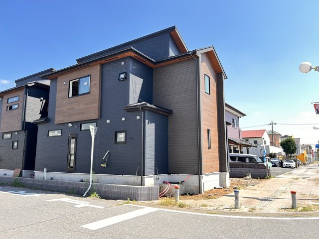 【ブルーミングガーデン】壬生町幸町3丁目 全2邸の前面道路含む現地写真|〇1号棟　只今建築中〇
北西角地の開放的なロケーションです。午後まで心地よく光が続く、プライバシーに配慮された開放的な住環境。西日を和らげる設計と２面道路ならではの風通しの良さが魅力です。