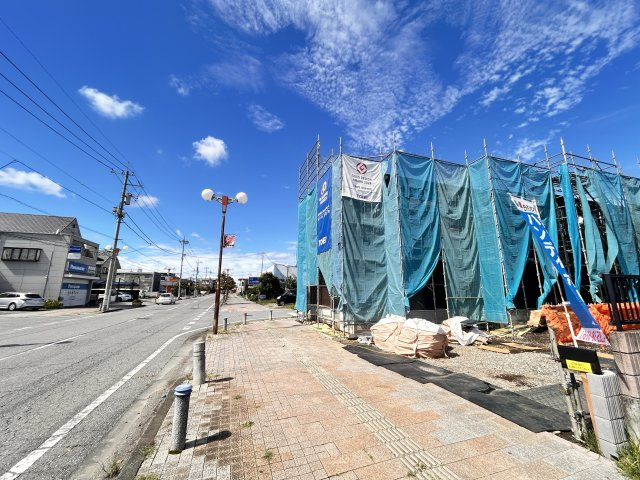【ブルーミングガーデン】壬生町幸町 全2邸の前面道路含む現地写真|〇1号棟〇
暮らし便利な駅チカ立地☆毎日の通勤、通学はもちろん、周辺には買い物施設や教育施設が揃う、家族みんなが笑顔になれる住環境です。
※2026年8月撮影