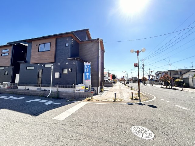 【ブルーミングガーデン】壬生町幸町3丁目 全2邸の前面道路含む現地写真|〇1号棟〇
北西角地の開放的なロケーションです。午後まで心地よく光が続く、プライバシーに配慮された開放的な住環境。西日を和らげる設計と２面道路ならではの風通しの良さが魅力です。
※2026年10月撮影