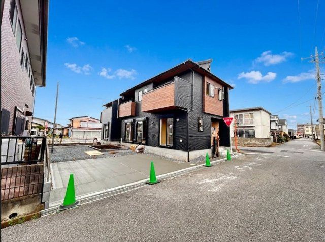 【ブルーミングガーデン】壬生町幸町3丁目 全2邸の外観|〇2号棟　只今建築中〇
駐車スペースもしっかり確保、 車3台駐車可能です♪ セカンドカーや来客時、将来のお子様の車も困らない、ニーズに合わせたゆとりある敷地計画です。
※2026年8月撮影