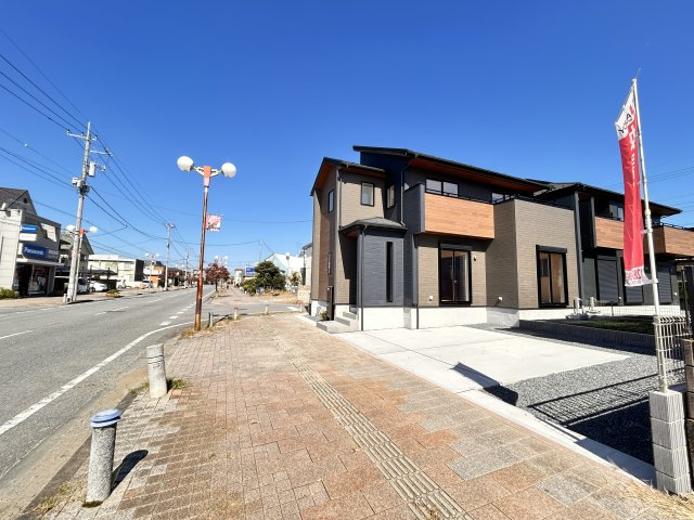 【ブルーミングガーデン】壬生町幸町3丁目 全2邸の前面道路含む現地写真|〇1号棟〇
東武宇都宮線「おもちゃのまち」駅から歩いてわずか４分♪毎日の通勤・通学にゆとりが生まれる好立地です。
※2026年10月撮影