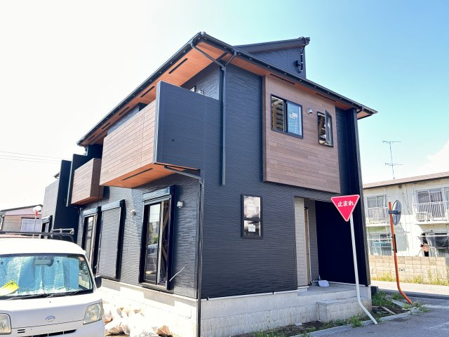 【ブルーミングガーデン】壬生町幸町3丁目 全2邸の外観|〇2号棟　只今建築中〇
建築中の為、同シリーズ完成モデルハウス見学可能です。ご見学は売主から販売を任されたハンディホームにお任せください。まずはお気軽にお問合せくださいませ。
※2026年8月撮影