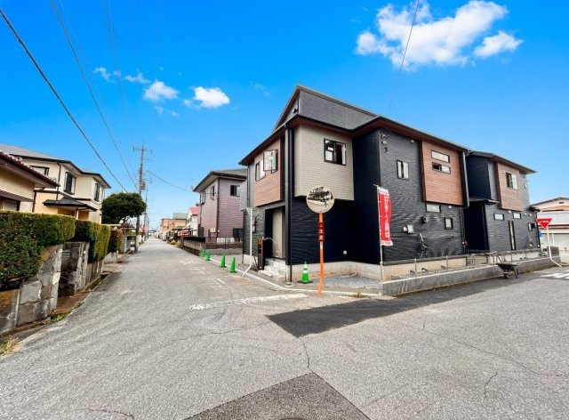 【ブルーミングガーデン】壬生町幸町3丁目 全2邸の外観|〇2号棟　只今建築中〇
建築中の為、同シリーズ完成モデルハウス見学可能です。ご見学は売主から販売を任されたハンディホームにお任せください。まずはお気軽にお問合せくださいませ。
※2026年8月撮影
