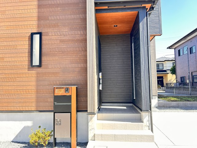 【ブルーミングガーデン】壬生町幸町3丁目 全2邸の玄関|〇1号棟〇
モニター付きインターホンで不審者の侵入や空き巣を抑止！
さらに宅配ボックスがあれば、対面せず荷物を受け取れるため、お子様の留守番時など防犯面で安心です♪
※2026年10月撮影