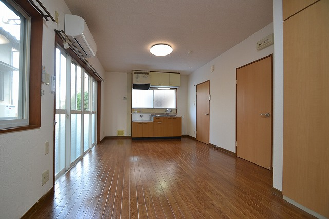 広島市西区草津新町１丁目のアパートの居間・リビング|こちらのリビングで趣味の時間をお楽しみください