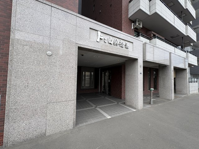 【エントランス】ドミ山鼻拾条