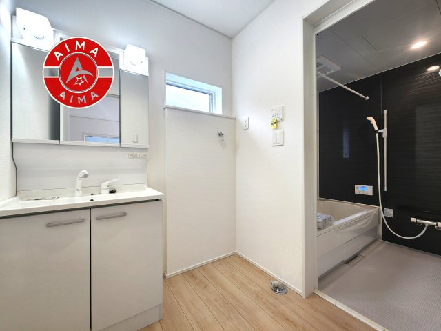 福岡市東区西戸崎4丁目第21-3棟（3号棟）の脱衣所|ゆとりの洗面スペースで朝の身支度もスムーズに。暮らしを快適に変えるシャワー付洗面台です！