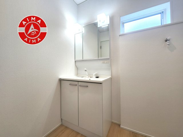 福岡市東区西戸崎4丁目第21-3棟（3号棟）の独立洗面台|毎日使うものだから清潔な空間を保ちたい水回り。洗面にはそんな願いを解消させてくれる収納アイデアが満載です。三面鏡の裏側にはキャビネットが現れ小物から背の高い物まで収納できます。