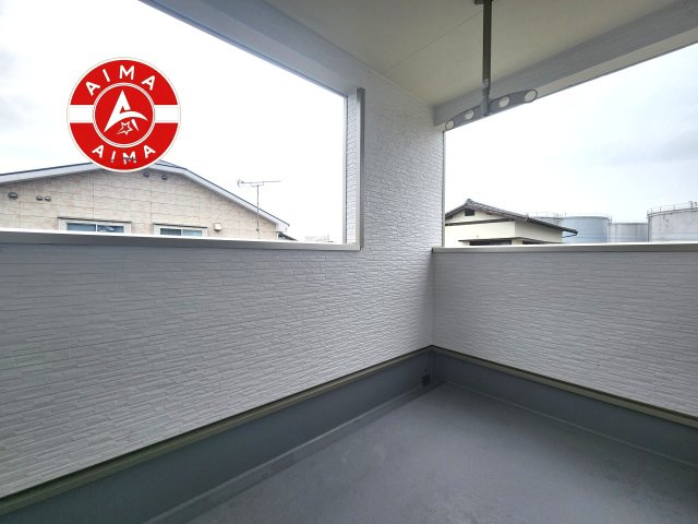 福岡市東区西戸崎4丁目第21-3棟（3号棟）のバルコニー|風をしっかりと感じられるバルコニーでは、毎日が洗濯日和です。広々としているので洗濯も楽しくなるでしょうし、気分転換にバルコニーからの眺めを楽しむのもいいでしょう。
