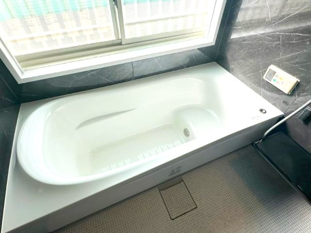 武庫川町4丁目の浴室|浴室は窓付きタイプを採用しており、換気と採光が簡単にできます
