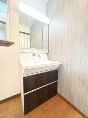 武庫川町4丁目の独立洗面台|使いやすさが考えられた3面鏡です。シャワー付水栓で洗面台でのシャンプーや毎日の掃除に大変便利です
