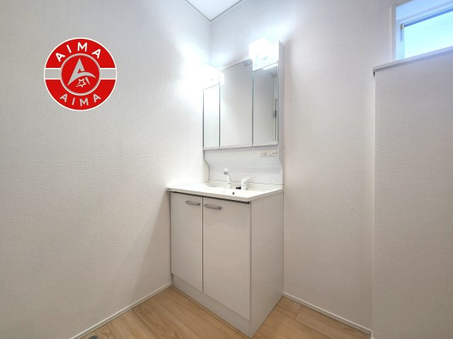 福岡市東区西戸崎4丁目第21-3棟（2号棟）の独立洗面台|毎日使うものだから清潔な空間を保ちたい水回り。洗面にはそんな願いを解消させてくれる収納アイデアが満載です。三面鏡の裏側にはキャビネットが現れ小物から背の高い物まで収納できます。