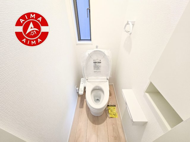 福岡市東区西戸崎4丁目第21-3棟（2号棟）の内観：施工例|トイレ・ウォシュレット付。快適で衛生的な洗浄機能付温水シャワートイレです。収納や手すりもついてます。
