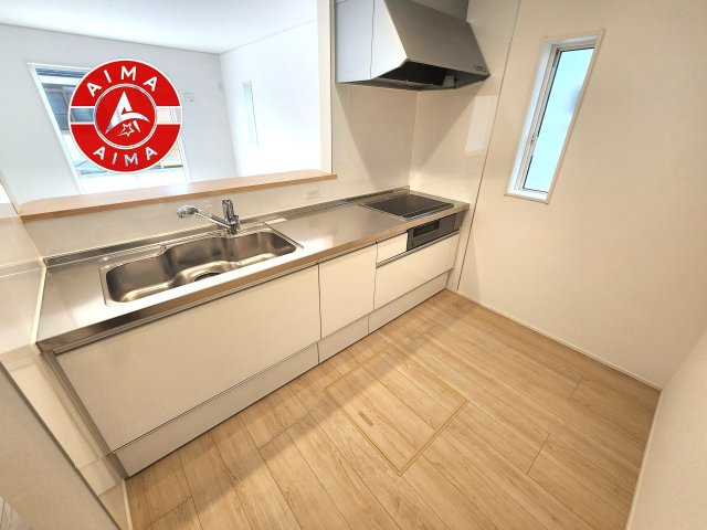 福岡市東区西戸崎4丁目第21-3棟（2号棟）のキッチン|ダイニングテーブルへの配膳がラクラク、お料理はかどるカウンター付きシステムキッチン！